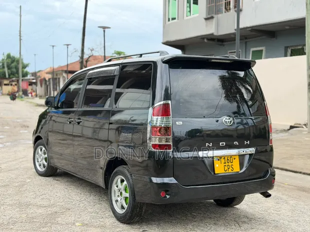 Toyota Noah 2005 Black - 1