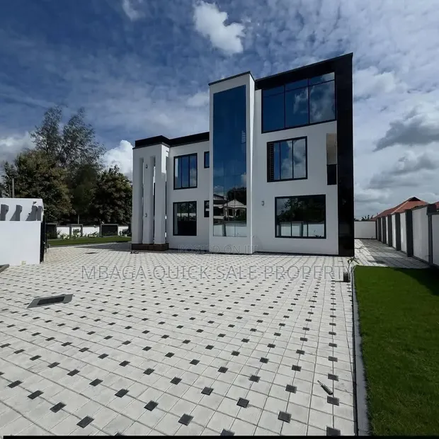6 Bedroom House for Sale in Mbweni - 1