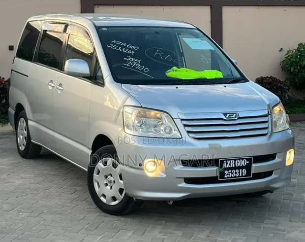 Toyota Noah 2005 Silver - 1