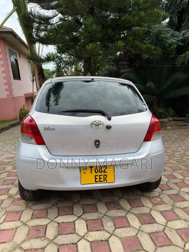 Toyota Vitz 2006 Silver - 1