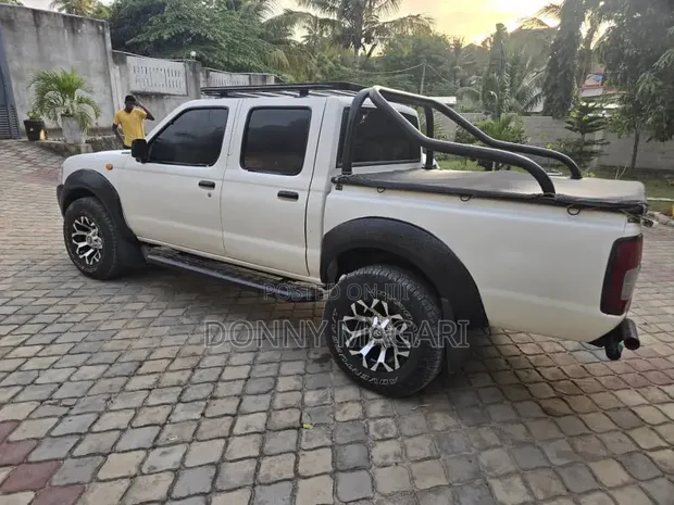 Nissan Hardbody 2016 White - 1