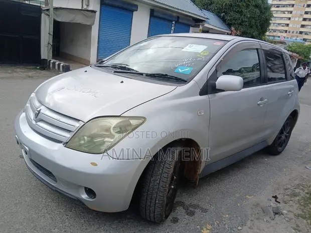 Toyota IST 2004 Silver - 1