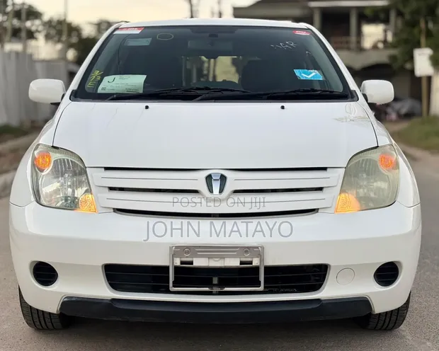 Toyota IST 2004 - Pearl White - 1