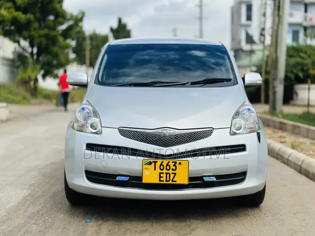 Toyota Ractis 1.3 FWD 2008 Silver - 1