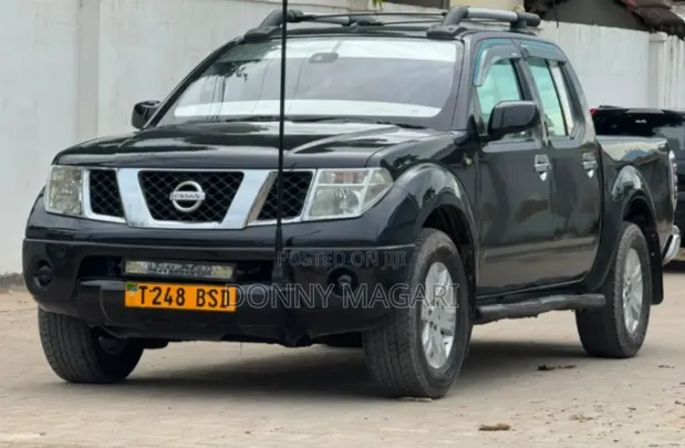 Nissan Navara 2005 Black - 1