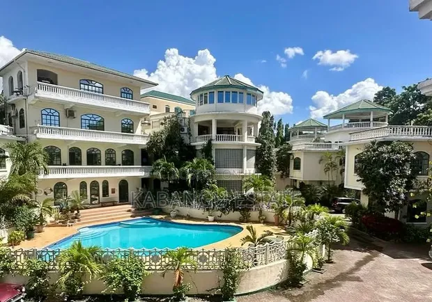 Furnished 4-Bedroom Villa for Rent in Oyster Bay - 1
