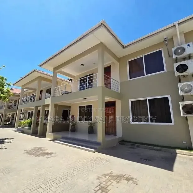 4 Bedroom Apartment for Rent in Oyster Bay - 1
