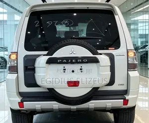 Mitsubishi Pajero 2012 Nyeupe