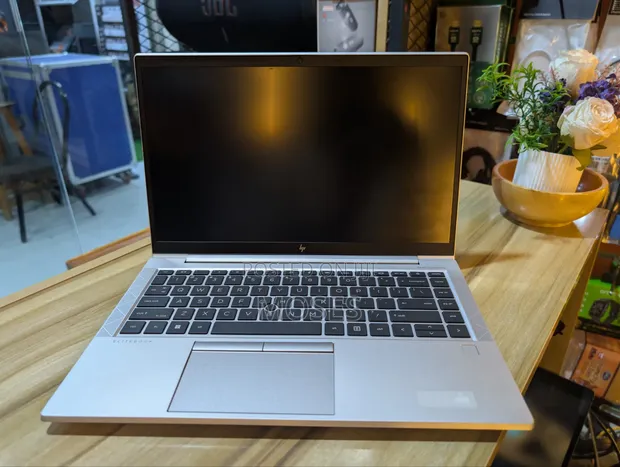 Laptop HP EliteBook 845 G8 - 16GB RAM, 256GB SSD - 1