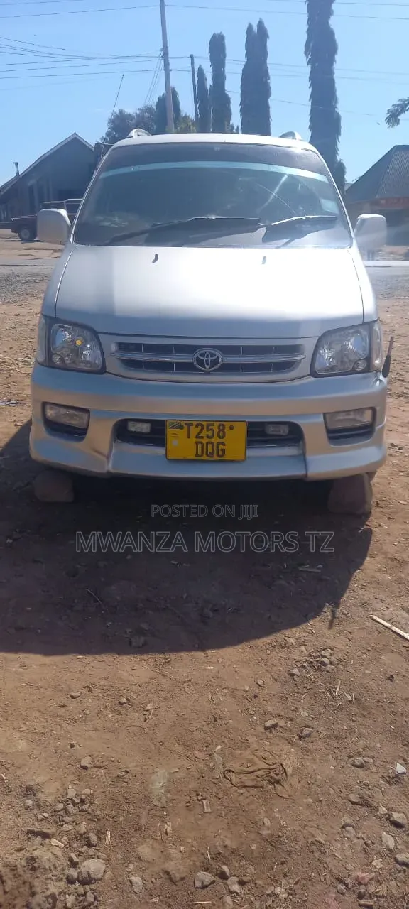 Toyota Noah 2004 Silver - 1
