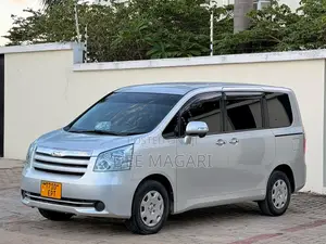 Toyota Noah 2009 Nyeupe