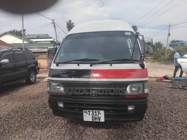 Toyota HiAce 2002 White - 1