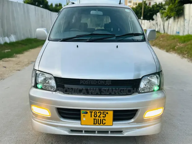 Toyota Noah 2003 Nyeupe - 1