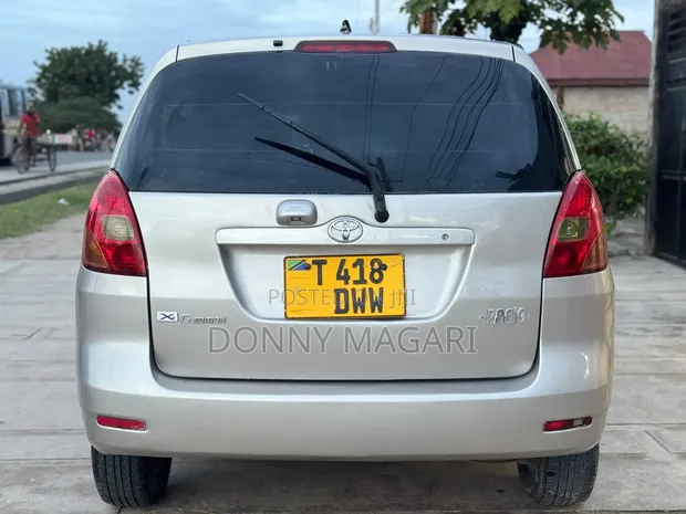 Toyota Corolla Spacio 2005 Nyeupe - 1