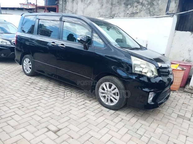 Toyota Noah 2.0 143hp AWD (7 Seater) 2013 Black - 1