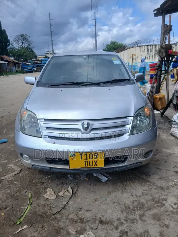 Toyota IST 2004 Nyeupe - 1