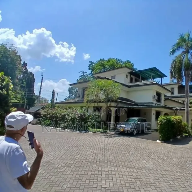 Furnished 4-Bedroom Villa for Rent in Oyster Bay - 1