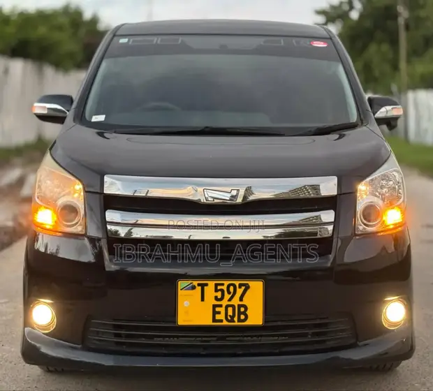 Toyota Noah 2.0 143hp AWD 2008 Black (7 Seater) - 1