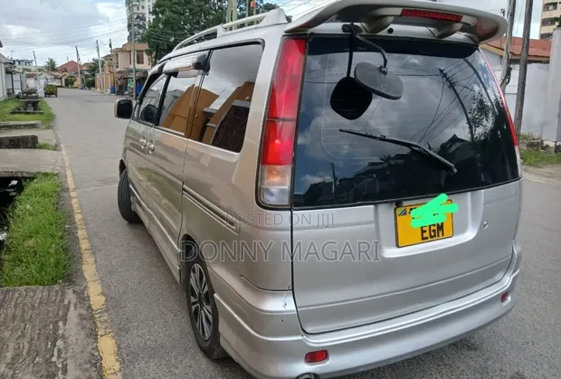 Toyota Noah 2001 Silver - 1