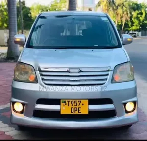 Toyota Noah 2006 Nyeupe