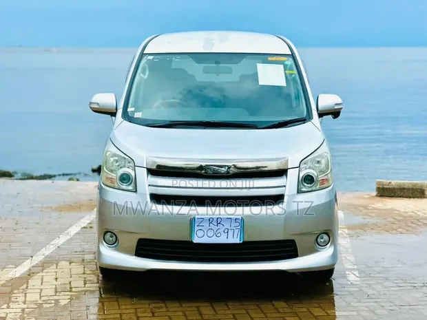 Toyota Noah 2008 Silver - 1
