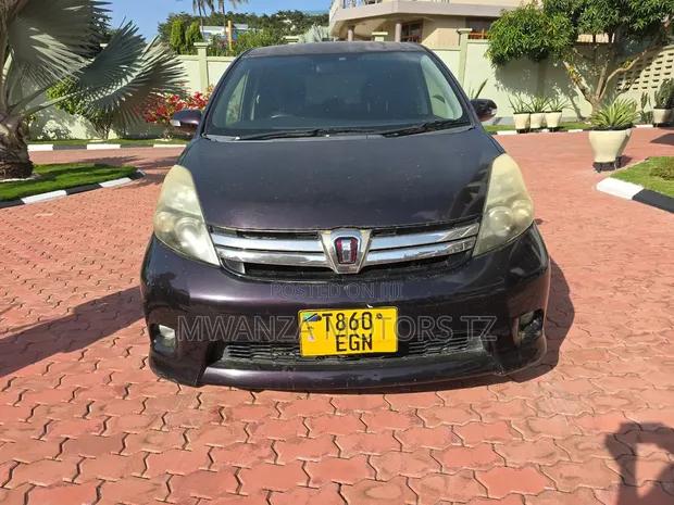 Toyota ISIS 2012 Gray - 1