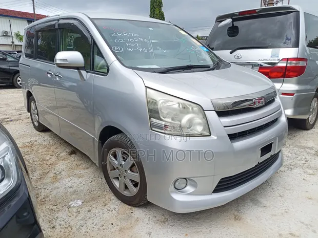 Toyota Noah 2010 Silver - 1