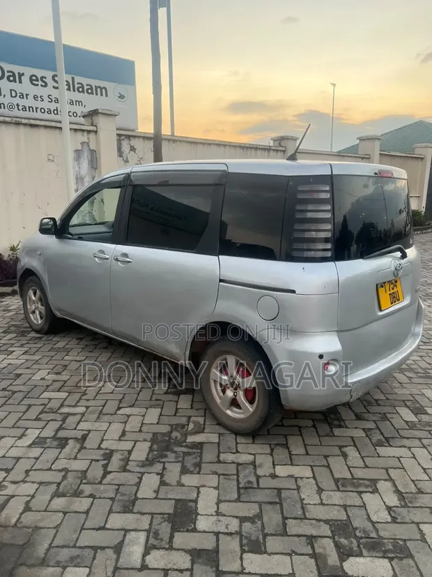 Toyota Sienta 2005 Silver - 1