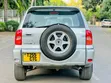 Toyota RAV4 2004 Nyeupe - 2