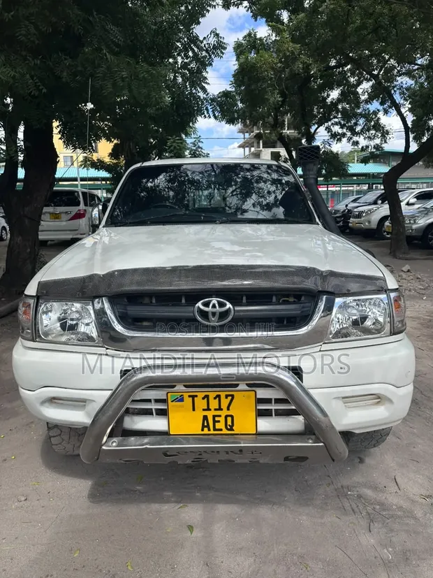 Toyota Hilux 2.5 Cab 2005 White - 1