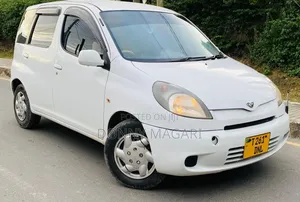 Toyota Fun Cargo 2003 Nyeupe