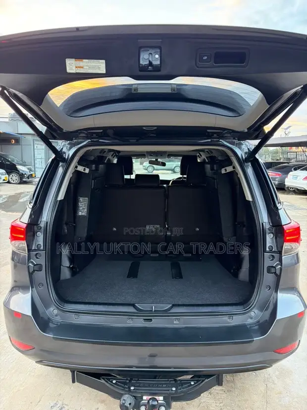 Toyota Fortuner 2017 Nyeusi - 1