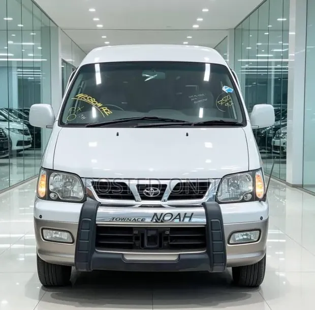 Toyota Noah 2004 White - 1