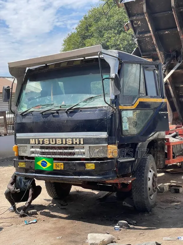Mitsubishi Fuso V8 Truck - 1