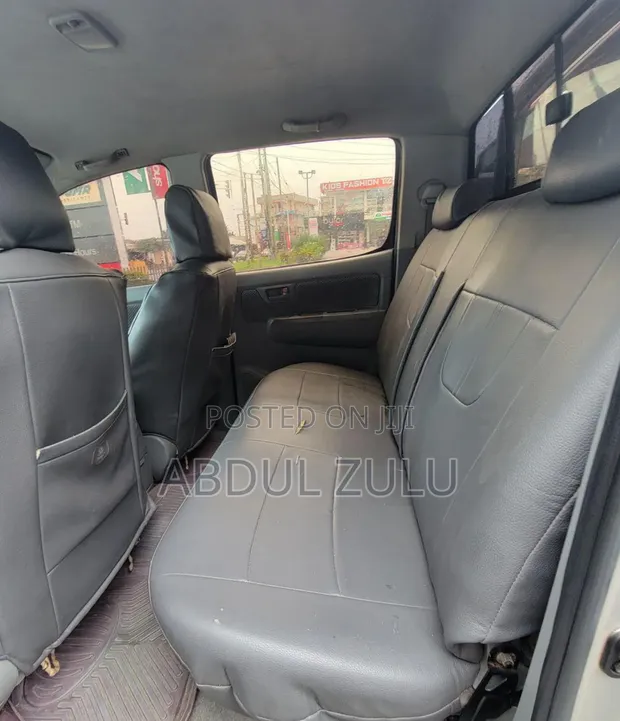 Toyota Hilux 2012 Silver - 1