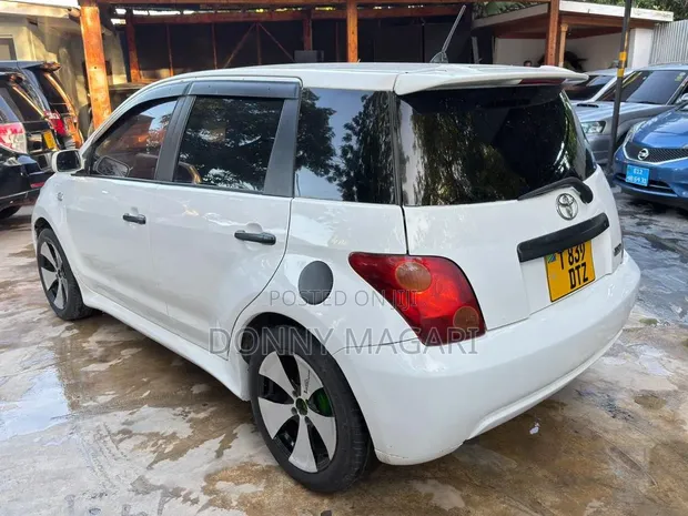 Toyota IST 2004 White - 1