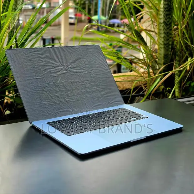 Apple MacBook Air 2022 M2 13-inch 16GB RAM 256GB SSD - 1