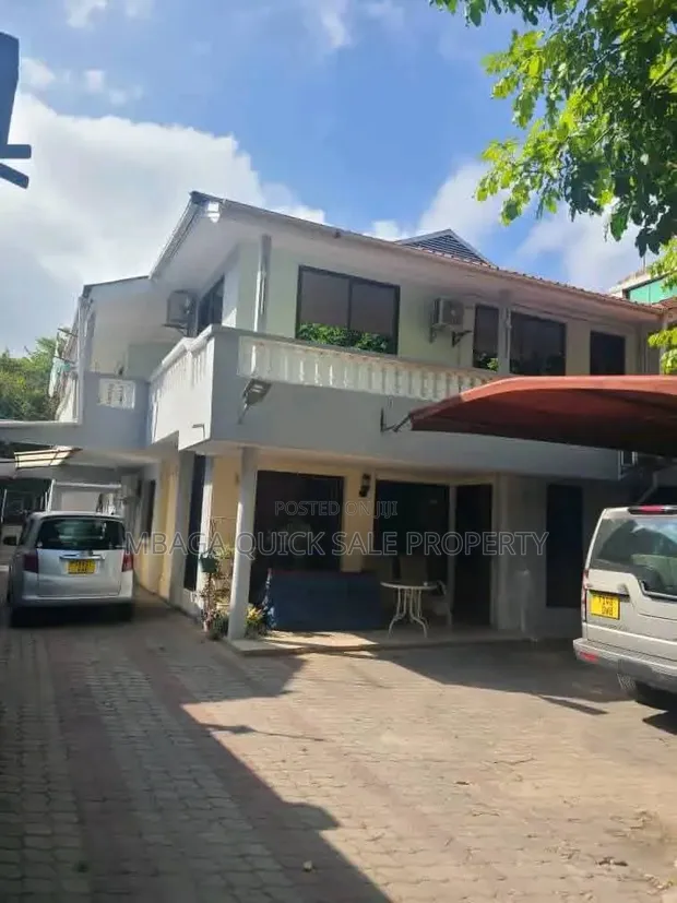 10-Bedroom House for Sale in Ada Estate - 1