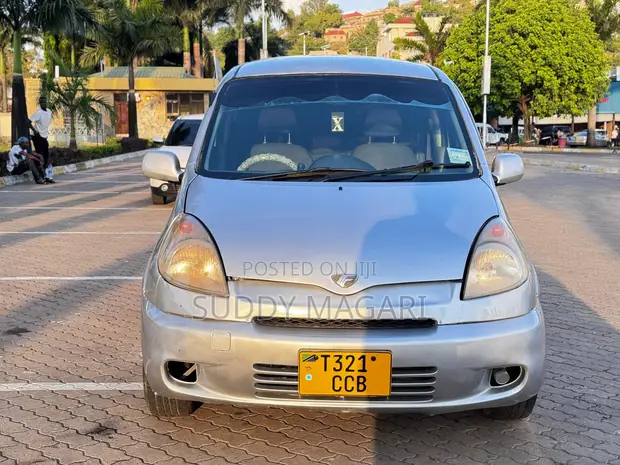 Toyota Fun Cargo 2005 Nyeupe - 1
