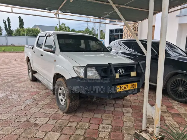 Toyota Hilux 2006 White - 1