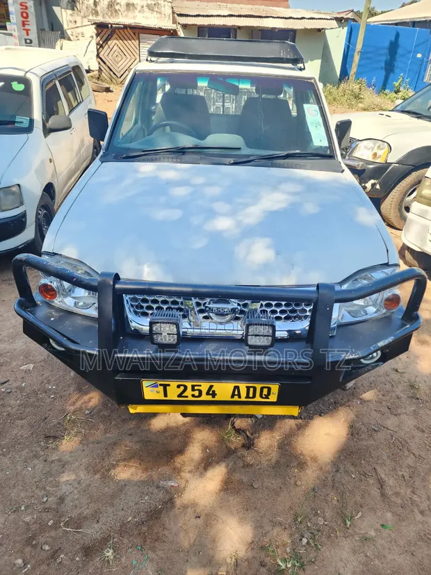 Nissan Hardbody 2000i 2006 White - 1