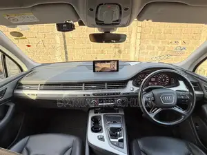 Audi Q7 2017 Nyeusi