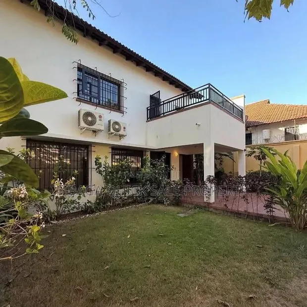 4 Bedroom House for Rent in Oyster Bay - 1
