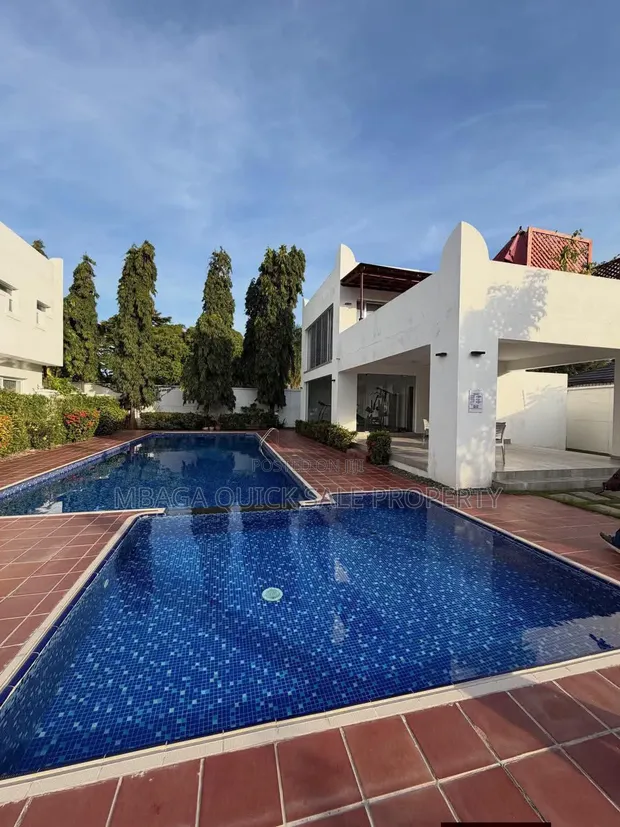 4 Bedroom House for Rent in Oyster Bay - 1