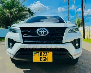 Toyota Fortuner 2022 Nyeupe