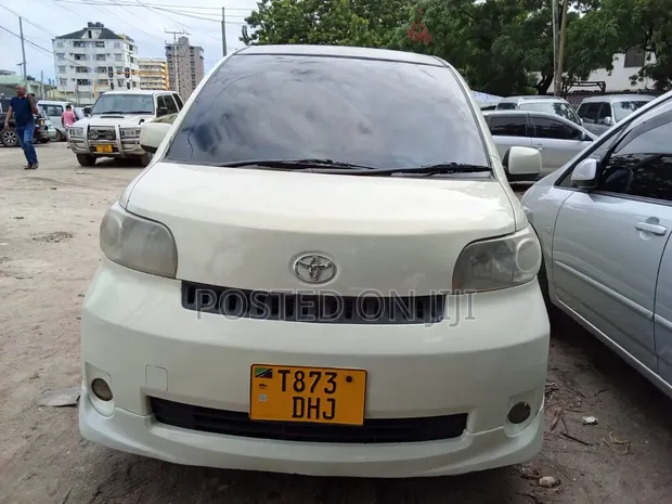 Toyota Porte 2005 White - 1
