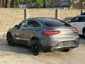 Mercedes-Benz GLC250 Sport Utility 4-Door (2017)