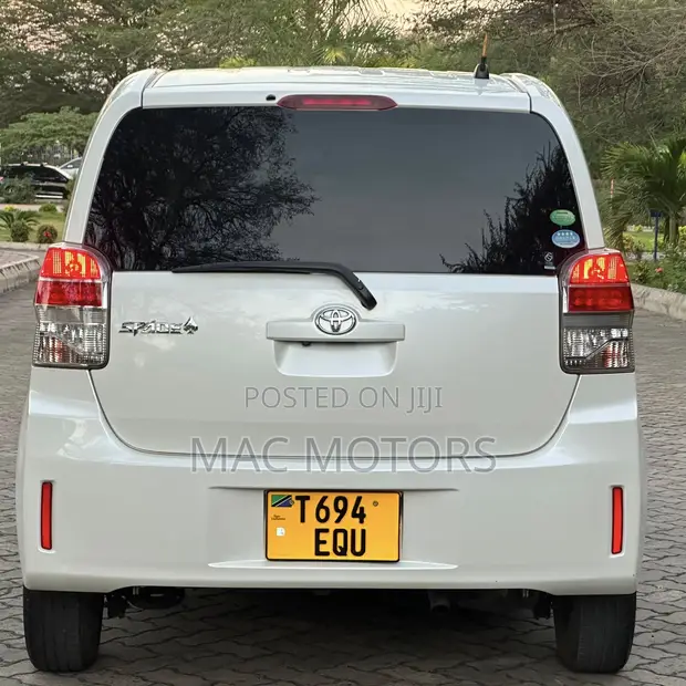 Toyota Spade 1.5 2013 - Nyeupe - 1