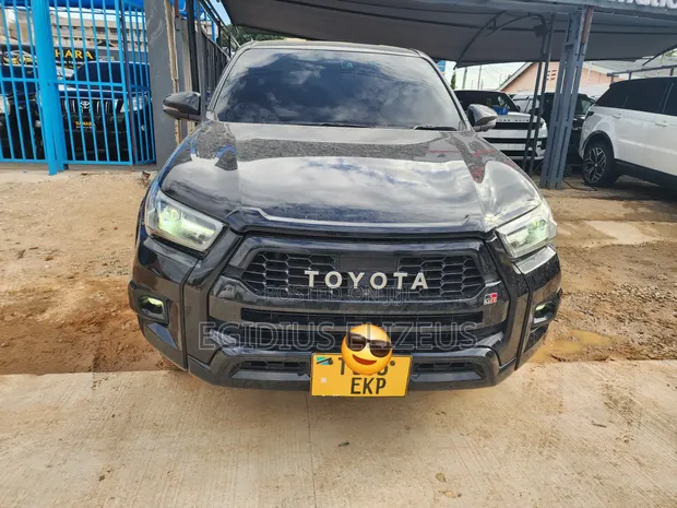 Toyota Hilux 2022 Black - 1