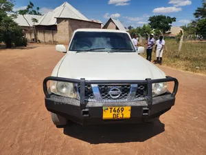 Nissan Patrol 2004 Nyeupe